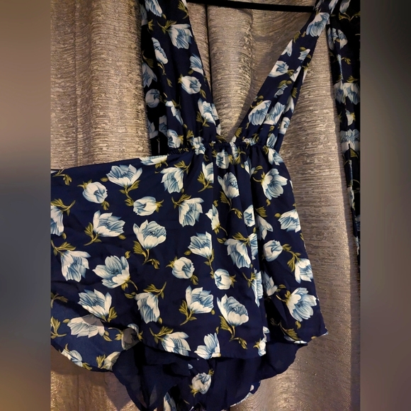 Lulu's S floral romper shorts wrap top - Picture 2 of 8